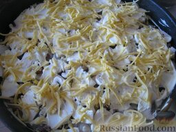 Отбивные с грибами и сыром: Сверху отбивные посыпать тертым сыром.