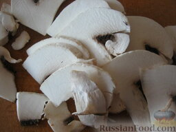 Отбивные с грибами и сыром: Грибы помыть и нарезать тонкими пластинками.