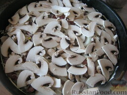 Отбивные с грибами и сыром: Затем на лук выложить слой грибов.