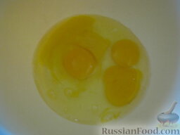 Бабушкины хрустики: Как приготовить хрустики (хворост):    В миску разбить яйца.