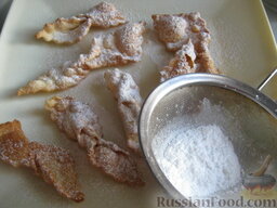 Бабушкины хрустики: Готовые хрустики посыпать сахарной пудрой через ситечко.