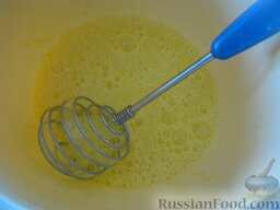 Бабушкины хрустики: Хорошо взбить яйца с водкой.