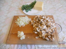 Слоеные конвертики с двумя видами начинок: Вторая начинка:  Грибы, лук, чеснок, петрушку мелко нарезать.  Сыр натереть на крупное терке.