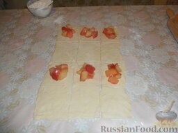 Слоеные конвертики с двумя видами начинок: Так же сделать слоеные конвертики с яблоками.