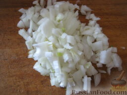 Нежные свиные котлеты с сыром: Как приготовить свиные котлеты с сыром:    Репчатый лук почистить, помыть и нарезать мелкими кубиками.