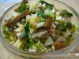 Салат куриный с пекинской капустой и сухариками: Салат куриный с капустой и сухариками готов.  Приятного аппетита!
