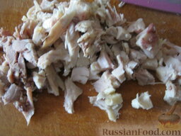 Салат куриный с пекинской капустой и сухариками: Куриный окорочок помыть, залить холодной водой. Дать закипеть. Варить на самом маленьком огне до готовности (около 40 минут). Охладить. Куриное мясо отобрать от костей, нарезать кусочками.