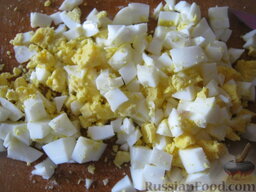 Салат куриный с пекинской капустой и сухариками: Яйца охладить и очистить. Нарезать кубиками.