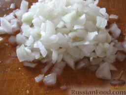Салат куриный с пекинской капустой и сухариками: Лук репчатый почистить, помыть и мелко нарезать.