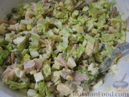 Салат куриный с пекинской капустой и сухариками: Куриный салат хорошо перемешать.