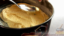 Торт "Птичье молоко" с жасмином: Разъемную форму смазать маслом и присыпать мукой. Выложить тесто.  Выпекать корж при температуре 180 градусов 15 минут.