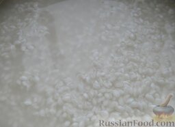 Голубцы домашние (из квашеной капусты): Рис промыть. Вскипятить чайник. Рис залить кипятком, накрыть крышкой, оставить на 10-15 минут.
