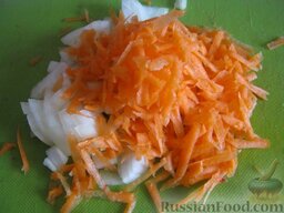 Голубцы домашние (из квашеной капусты): Почистить, помыть морковь и лук репчатый. Лук нарезать кубиками. Морковь натереть на крупной терке.