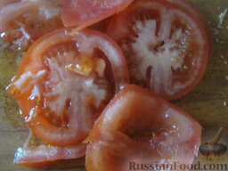 Пицца на бездрожжевом тесте: Помыть и нарезать кружочками помидоры.
