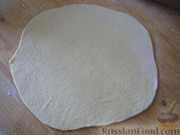 Пицца на бездрожжевом тесте: Тесто разделить на две части. Подсыпая муку, раскатать тонкий кружок (толщиной 2-3 мм).