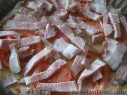 Пицца на бездрожжевом тесте: Смазать форму (противень) растительным маслом. Выложить заготовку пиццы. Смазать кетчупом или сметаной. Выложить начинку (помидоры, мясо).