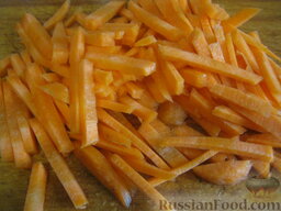 Плов по-узбекски: Морковь почистить, вымыть и нарезать соломкой.
