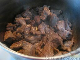 Плов по-узбекски: Разогреть казанок. Налить растительное масло. В горячее масло выложить мясо. Мясо жарить, помешивая, до румяной корочки, 10-15 минут на среднем огне.