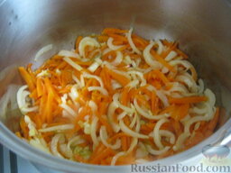 Плов по-узбекски: Затем добавить лук и морковь. Тушить все, помешивая, около 10 минут.