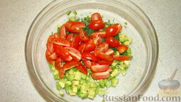 Салат "Авокадо с креветками": Помидоры черри разрезать на четыре части, отправить в салат.