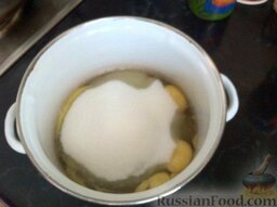 Кексы на кефире: Как приготовить кексы на кефире:    Сахар (1,5 стакана) и яйца (3 штуки) взбиваем до пены.
