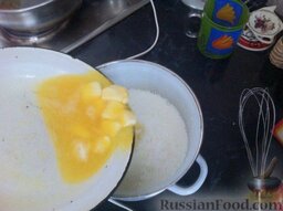 Кексы на кефире: Добавляем к яйцам остальные ингредиенты: масло, кефир, ванилин, соду.