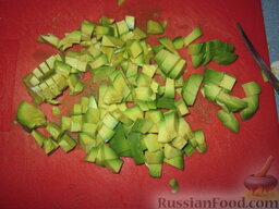 Салат из авокадо с креветками, крабовыми палочками и фенхелем: Авокадо очистить и нарезать кубиком, сбрызнуть соком лимона!