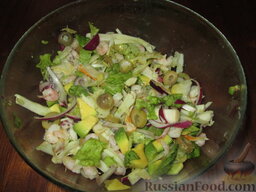 Салат из авокадо с креветками, крабовыми палочками и фенхелем: Заправить салат с креветками и авокадо, посолить и хорошо размешать.