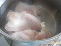 Грибной суп с куриными крылышками: Крылышки залить холодной водой (2-2,5 л). Довести до кипения, снимая шумовкой пену. Убавить огонь до самого маленького, накрыть крышкой и варить крылышки 20 минут.