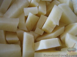 Грибной суп с куриными крылышками: Тем временем почистить и помыть картофель, нарезать кубиками.