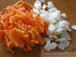 Грибной суп с куриными крылышками: Почистить и помыть репчатый лук и морковь. Лук нарезать кубиками. Морковь нарезать тонкой соломкой.