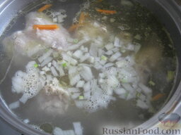 Грибной суп с куриными крылышками: К крылышкам добавить картофель, половину лука, морковь и рис. Посолить. Варить до готовности картофеля и риса, около 20 минут.