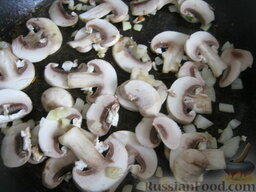 Грибной суп с куриными крылышками: Разогреть сковороду, налить растительное масло. Выложить половину лука. Обжарить, помешивая, на среднем огне 1-2 минуты. Добавить грибы. Жарить, помешивая, 2-3 минуты.