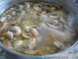 Грибной суп с куриными крылышками: Когда  картофель и рис готовы, зажарку добавить в суп. Варить грибной суп на курином бульоне  5 минут. Снять с огня. Грибной суп с курицей готов.