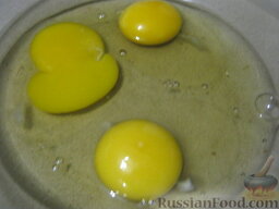Омлет сырный: Как приготовить сырный омлет:    В тарелку разбить яйца.