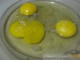 Омлет сырный: Яйца посолить и поперчить по вкусу.