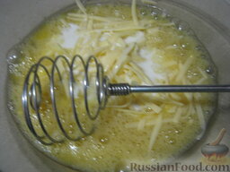 Омлет сырный: К яйцам добавить сыр и молоко.