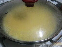 Омлет сырный: Убавить огонь до минимального, накрыть крышкой. Печь сырный омлет до готовности, около 4-5 минут.