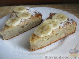 Банановый пирог к чаю: Банановый пирог порезать на кусочки, украсить сахарной пудрой и ломтиками бананов.  Приятного чаепития!