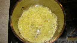 Овощной соус: В сотейнике нагреть оливковое масло, поджарить лук до прозрачности.