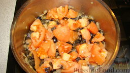 Овощной соус: Добавить оливки и помидоры, тушить на маленьком огне 2 минуты.