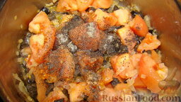 Овощной соус: Посолить, поперчить по вкусу, тушить овощной соус на маленьком огне 5 минут под закрытой крышкой.