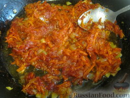 Борщ с грибами и черносливом: Половину лука и оставшуюся морковь выложить на сковороду с разогретым растительным маслом и тушить около 2-3 минут. Затем выложить томатную пасту. Перемешать. Тушить 1 минуту.