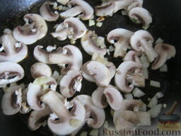 Борщ с грибами и черносливом: Оставшийся лук выложить на сковороду с разогретым растительным маслом, жарить 1 минуту. Затем добавить подготовленные грибы. Жарить, помешивая, 2-3 минуты.