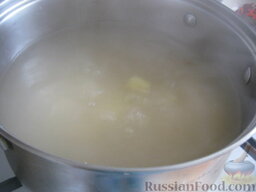 Борщ с грибами и черносливом: Вскипятить 2 л воды или бульона. Опустить в кипяток (или залить водой) нарезанный картофель. Варить 15-20 минут.