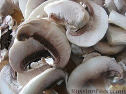 Борщ с грибами и черносливом: Шампиньоны помыть и порезать тонкой соломкой.