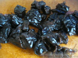 Борщ с грибами и черносливом: Чернослив замочить в горячей воде на 10 минут. Почистить от косточек. Нарезать кусочками.