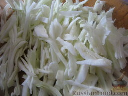 Борщ с грибами и черносливом: Белокочанную капусту нарезать тонкой соломкой.