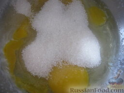 Крем заварной с маком: Как приготовить заварной крем с маком:    В кастрюльку разбить 2 яйца. Добавить сахар и по желанию ванильный сахар.