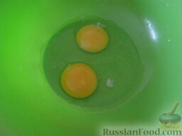 Блины молочные тонкие: Как приготовить молочные блины:    В глубокую миску разбить яйца.
